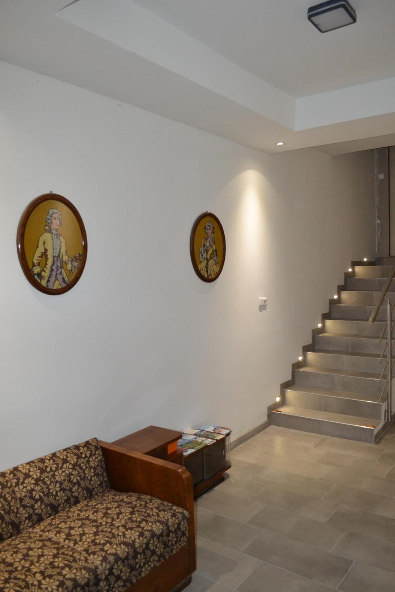 Hostal Zu Hause Vrbov Exterior foto