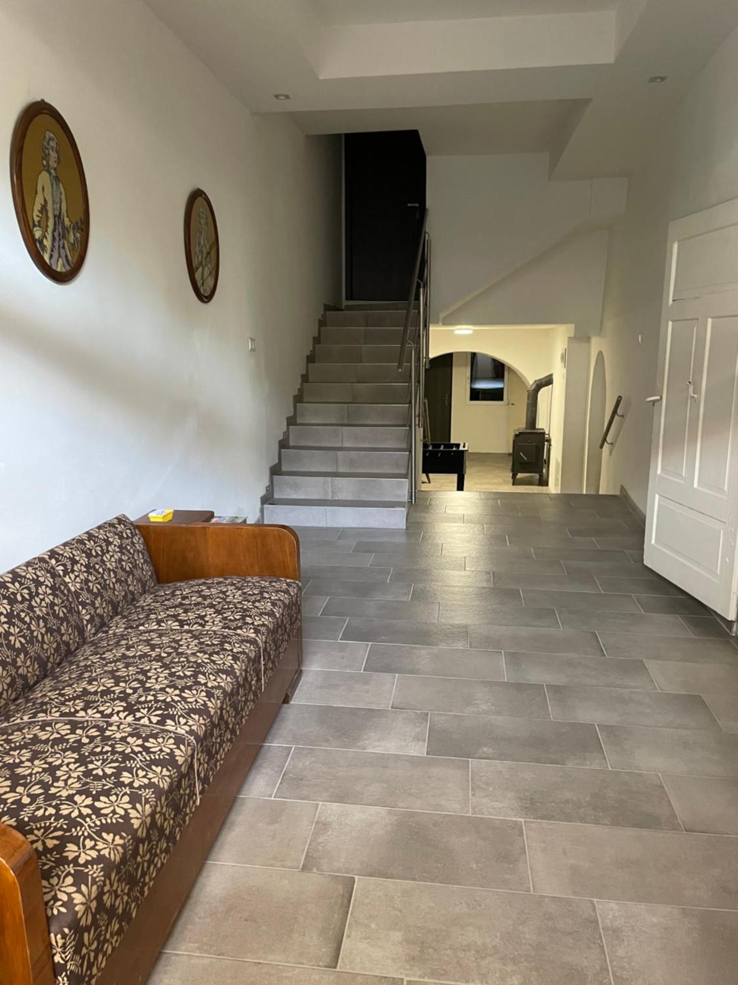 Hostal Zu Hause Vrbov Exterior foto